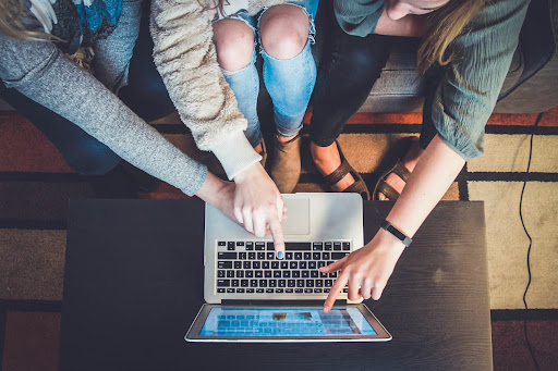 Equipo de desarrollo de software trabajando en conjunto